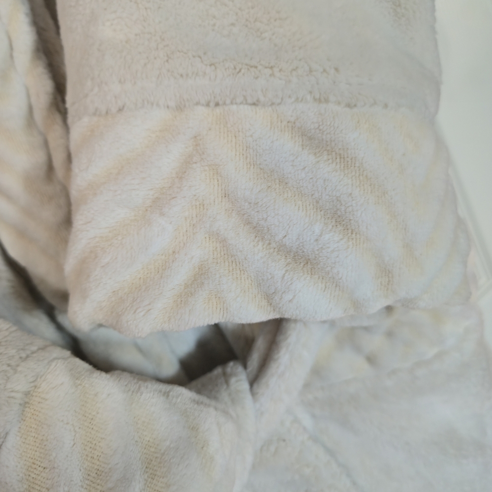 Soft Surroundings Plush Cozy Warm Cream Robe - Picture 4 of 8